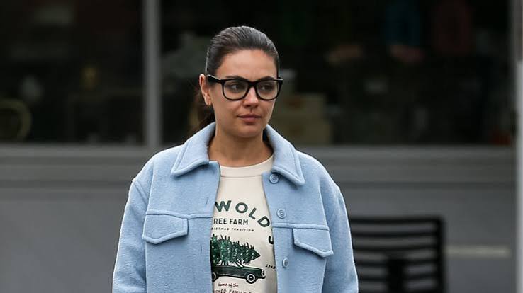 Hollywood'un son yirmi beş yılına damga vuran kadın oyuncular arasında gösterilen Mila Kunis, doğal oyunculuğu, güçlü ekran karizması ve komedi ile dram türleri arasında rahatlıkla geçiş yapabilen performansıyla dünya çapında milyonlarca hayrana ulaşmıştır. Çocuk yaşta başladığı oyunculuk kariyerini istikrarlı biçimde sürdüren Kunis, televizyon dizilerinden gişe rekorları kıran sinema filmlerine kadar uzanan geniş bir filmografiye sahiptir.