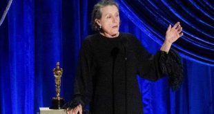Modern sinema tarihinin en saygın ve en başarılı oyuncularından biri olan Frances McDormand, doğal oyunculuğu, güçlü karakter yorumları ve sıra dışı rol seçimleriyle Hollywood'un en etkileyici kadın oyuncuları arasında gösterilmektedir. Kariyeri boyunca canlandırdığı bağımsız, kararlı ve derinlikli kadın karakterlerle tanınan McDormand, Fargo, Three Billboards Outside Ebbing, Missouri ve Nomadland filmleriyle üç kez En İyi Kadın Oyuncu Oscarı kazanarak sinema tarihine adını altın harflerle yazdırmıştır.
