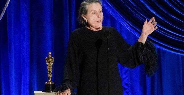 Modern sinema tarihinin en saygın ve en başarılı oyuncularından biri olan Frances McDormand, doğal oyunculuğu, güçlü karakter yorumları ve sıra dışı rol seçimleriyle Hollywood'un en etkileyici kadın oyuncuları arasında gösterilmektedir. Kariyeri boyunca canlandırdığı bağımsız, kararlı ve derinlikli kadın karakterlerle tanınan McDormand, Fargo, Three Billboards Outside Ebbing, Missouri ve Nomadland filmleriyle üç kez En İyi Kadın Oyuncu Oscarı kazanarak sinema tarihine adını altın harflerle yazdırmıştır.