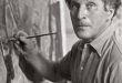 Marc Chagall, resim, vitray, seramik, mozaik, sahne tasarımı ve grafik sanatlarında eserler veren çok yönlü bir sanatçıdır. Kendine özgü masalsı anlatımı, canlı renk paleti ve sembollerle dolu kompozisyonları sayesinde sanat tarihinde benzersiz bir yer edinmiştir. Chagall'ın eserlerinde gerçek ile düş, geçmiş ile bugün, dinî semboller ile gündelik yaşam ve aşk ile özlem iç içe geçer.