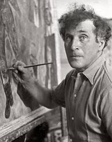 Marc Chagall, resim, vitray, seramik, mozaik, sahne tasarımı ve grafik sanatlarında eserler veren çok yönlü bir sanatçıdır. Kendine özgü masalsı anlatımı, canlı renk paleti ve sembollerle dolu kompozisyonları sayesinde sanat tarihinde benzersiz bir yer edinmiştir. Chagall'ın eserlerinde gerçek ile düş, geçmiş ile bugün, dinî semboller ile gündelik yaşam ve aşk ile özlem iç içe geçer.