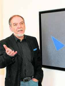 Hajo Düchting, ressam, sanat tarihçisi, akademisyen ve yazar kimliğiyle uluslararası sanat çevrelerinde tanınmaktadır. Özellikle modern sanat, renk kuramı, soyut resim ve ünlü ressamlar üzerine kaleme aldığı kitaplarla geniş bir okuyucu kitlesine ulaşan Düchting, sanatı yalnızca üreten değil aynı zamanda açıklayan ve öğretici bir bakış açısıyla aktaran önemli isimlerden biridir.