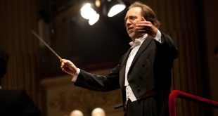 Klasik müzik dünyasının yaşayan en önemli orkestra şeflerinden biri olarak kabul edilen Riccardo Chailly, yarım asrı aşan kariyeri boyunca dünyanın en prestijli senfoni orkestraları ve opera kurumlarıyla çalışmış, yorumlarıyla uluslararası saygınlık kazanmış bir müzisyendir.