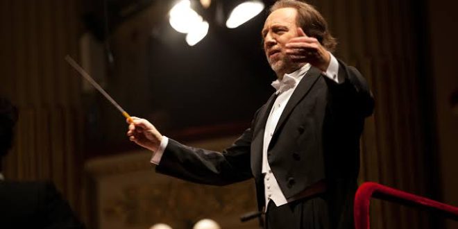 Klasik müzik dünyasının yaşayan en önemli orkestra şeflerinden biri olarak kabul edilen Riccardo Chailly, yarım asrı aşan kariyeri boyunca dünyanın en prestijli senfoni orkestraları ve opera kurumlarıyla çalışmış, yorumlarıyla uluslararası saygınlık kazanmış bir müzisyendir.
