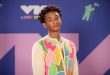 Jaden Christopher Syre Smith, yalnızca Hollywood'un en ünlü ailelerinden birinin üyesi olmasıyla değil, müzikten sinemaya, modadan çevrecilik projelerine kadar uzanan çok yönlü kariyeriyle de dikkat çeken Amerikalı bir sanatçıdır. Oyuncu, rapçi, şarkıcı, söz yazarı ve girişimci kimliklerini bir arada taşıyan Jaden Smith, genç yaşta elde ettiği başarılarla kendi kuşağının en tanınan isimlerinden biri hâline gelmiştir.