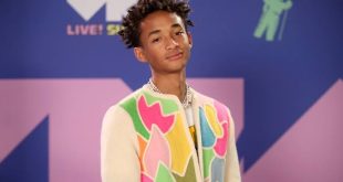 Jaden Christopher Syre Smith, yalnızca Hollywood'un en ünlü ailelerinden birinin üyesi olmasıyla değil, müzikten sinemaya, modadan çevrecilik projelerine kadar uzanan çok yönlü kariyeriyle de dikkat çeken Amerikalı bir sanatçıdır. Oyuncu, rapçi, şarkıcı, söz yazarı ve girişimci kimliklerini bir arada taşıyan Jaden Smith, genç yaşta elde ettiği başarılarla kendi kuşağının en tanınan isimlerinden biri hâline gelmiştir.