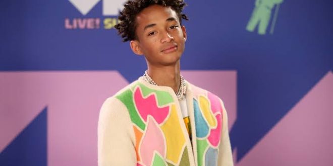 Jaden Christopher Syre Smith, yalnızca Hollywood'un en ünlü ailelerinden birinin üyesi olmasıyla değil, müzikten sinemaya, modadan çevrecilik projelerine kadar uzanan çok yönlü kariyeriyle de dikkat çeken Amerikalı bir sanatçıdır. Oyuncu, rapçi, şarkıcı, söz yazarı ve girişimci kimliklerini bir arada taşıyan Jaden Smith, genç yaşta elde ettiği başarılarla kendi kuşağının en tanınan isimlerinden biri hâline gelmiştir.