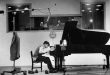Glenn Gould, olağanüstü teknik becerisi, özgün yorum anlayışı ve özellikle Johann Sebastian Bach eserlerine getirdiği yenilikçi bakış açısıyla dünya çapında ün kazanmıştır. Geleneksel konser piyanistlerinden farklı bir kariyer izleyen Gould, henüz genç yaşta sahne konserlerini bırakıp kayıt stüdyolarına yönelmiş, bu tercihiyle klasik müzik dünyasında yeni bir dönemin başlamasına katkıda bulunmuştur.