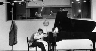 Glenn Gould, olağanüstü teknik becerisi, özgün yorum anlayışı ve özellikle Johann Sebastian Bach eserlerine getirdiği yenilikçi bakış açısıyla dünya çapında ün kazanmıştır. Geleneksel konser piyanistlerinden farklı bir kariyer izleyen Gould, henüz genç yaşta sahne konserlerini bırakıp kayıt stüdyolarına yönelmiş, bu tercihiyle klasik müzik dünyasında yeni bir dönemin başlamasına katkıda bulunmuştur.