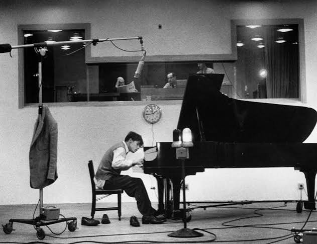 Glenn Gould, olağanüstü teknik becerisi, özgün yorum anlayışı ve özellikle Johann Sebastian Bach eserlerine getirdiği yenilikçi bakış açısıyla dünya çapında ün kazanmıştır. Geleneksel konser piyanistlerinden farklı bir kariyer izleyen Gould, henüz genç yaşta sahne konserlerini bırakıp kayıt stüdyolarına yönelmiş, bu tercihiyle klasik müzik dünyasında yeni bir dönemin başlamasına katkıda bulunmuştur.