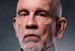 Sinema tarihine damga vuran karakter oyuncuları arasında özel bir yere sahip olan John Malkovich, sıra dışı oyunculuk tarzı, güçlü sahne hakimiyeti ve unutulmaz performanslarıyla dünya sinemasının en saygın isimlerinden biridir. Oyuncu, yönetmen, yapımcı ve moda tasarımcısı kimliğiyle de tanınan Malkovich, yaklaşık yarım asra yaklaşan kariyeri boyunca yüzü aşkın film, dizi ve tiyatro yapımında rol almıştır.