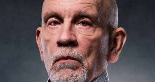Sinema tarihine damga vuran karakter oyuncuları arasında özel bir yere sahip olan John Malkovich, sıra dışı oyunculuk tarzı, güçlü sahne hakimiyeti ve unutulmaz performanslarıyla dünya sinemasının en saygın isimlerinden biridir. Oyuncu, yönetmen, yapımcı ve moda tasarımcısı kimliğiyle de tanınan Malkovich, yaklaşık yarım asra yaklaşan kariyeri boyunca yüzü aşkın film, dizi ve tiyatro yapımında rol almıştır.