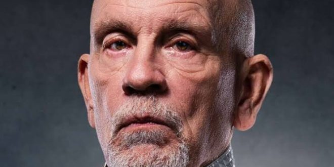 Sinema tarihine damga vuran karakter oyuncuları arasında özel bir yere sahip olan John Malkovich, sıra dışı oyunculuk tarzı, güçlü sahne hakimiyeti ve unutulmaz performanslarıyla dünya sinemasının en saygın isimlerinden biridir. Oyuncu, yönetmen, yapımcı ve moda tasarımcısı kimliğiyle de tanınan Malkovich, yaklaşık yarım asra yaklaşan kariyeri boyunca yüzü aşkın film, dizi ve tiyatro yapımında rol almıştır.