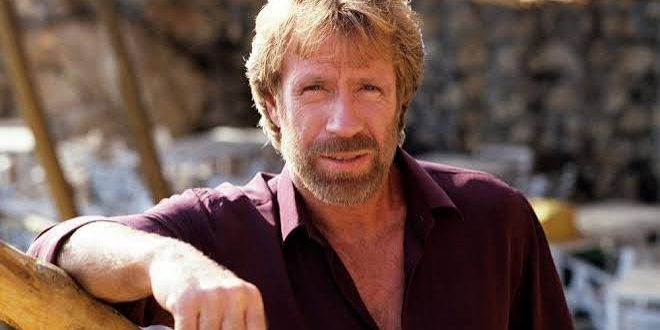 Dövüş sanatları denildiğinde dünya çapında akla gelen ilk isimlerden biri hiç kuşkusuz Chuck Norris'tir. Gerçek adı Carlos Ray Norris olan usta sanatçı, yalnızca başarılı bir karate şampiyonu değil; aynı zamanda oyuncu, yapımcı, senarist ve dövüş sanatlarının dünya genelinde yaygınlaşmasına büyük katkı sağlayan önemli bir figürdür.