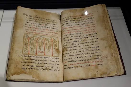 Avesta, dünyanın en eski kutsal metinlerinden biri olarak kabul edilen ve Zerdüştlük (Mazdeizm) dininin temel dini kaynağını oluşturan kutsal yazılar bütünüdür. Binlerce yıllık bir geçmişe sahip olan Avesta, yalnızca dini öğretileri değil; aynı zamanda eski İran toplumunun dili, kültürü, hukuku, ahlak anlayışı, mitolojisi ve dünya görüşü hakkında da önemli bilgiler sunmaktadır.