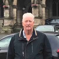 Hukuk felsefesi, hukuk metodolojisi ve hukuk dilbilimi alanlarında yaptığı çalışmalarla tanınan Ralph Christensen, modern Alman hukuk düşüncesinin önemli akademisyenleri arasında yer almaktadır. Akademik kariyeri boyunca hukukun yalnızca kurallar bütünü olmadığını, aynı zamanda dil, iletişim ve toplumsal etkileşimle şekillenen dinamik bir yapı olduğunu savunan Christensen, disiplinlerarası yaklaşımıyla hukuk araştırmalarına yeni bir bakış açısı kazandırmıştır.