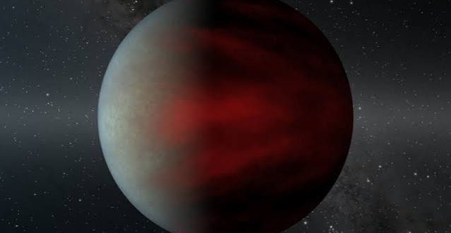Evrenin derinliklerinde yer alan ötegezegenler, astronomi dünyasının en heyecan verici araştırma alanlarından biri olmaya devam ediyor. Gelişmiş uzay teleskopları sayesinde artık yalnızca bu uzak gezegenlerin varlığını doğrulamakla kalmıyor, aynı zamanda atmosferlerinin kimyasal bileşimini, bulut yapılarını ve fiziksel özelliklerini de ayrıntılı şekilde inceleyebiliyoruz.