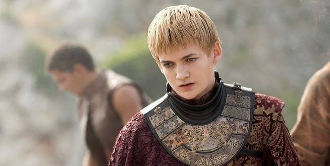 Televizyon tarihinin en nefret edilen ama bir o kadar da unutulmaz karakterlerinden biri olan Joffrey Baratheon, dünya çapında milyonlarca izleyicinin hafızasına kazınmıştır. Bu karaktere hayat veren Jack Gleeson, genç yaşta gösterdiği etkileyici performans sayesinde uluslararası üne kavuşmuş, ardından alışılmışın dışında bir karar alarak oyunculuğa ara verip akademik kariyerine yönelmiştir.