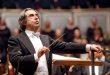 Klasik müzik dünyasında disiplini, müzikal derinliği ve olağanüstü yorum gücüyle tanınan Riccardo Muti, yaşayan en önemli orkestra şeflerinden biri olarak kabul edilmektedir. Yarım asrı aşan kariyeri boyunca Avrupa'nın ve Amerika'nın en prestijli orkestralarını yöneten Muti, özellikle İtalyan opera repertuvarına yaptığı katkılar,