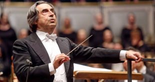 Klasik müzik dünyasında disiplini, müzikal derinliği ve olağanüstü yorum gücüyle tanınan Riccardo Muti, yaşayan en önemli orkestra şeflerinden biri olarak kabul edilmektedir. Yarım asrı aşan kariyeri boyunca Avrupa'nın ve Amerika'nın en prestijli orkestralarını yöneten Muti, özellikle İtalyan opera repertuvarına yaptığı katkılar,