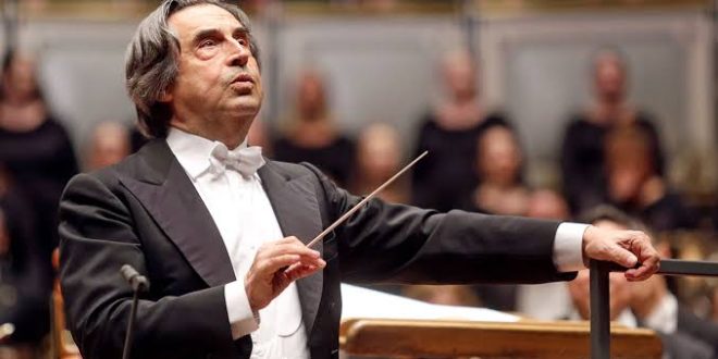 Klasik müzik dünyasında disiplini, müzikal derinliği ve olağanüstü yorum gücüyle tanınan Riccardo Muti, yaşayan en önemli orkestra şeflerinden biri olarak kabul edilmektedir. Yarım asrı aşan kariyeri boyunca Avrupa'nın ve Amerika'nın en prestijli orkestralarını yöneten Muti, özellikle İtalyan opera repertuvarına yaptığı katkılar,