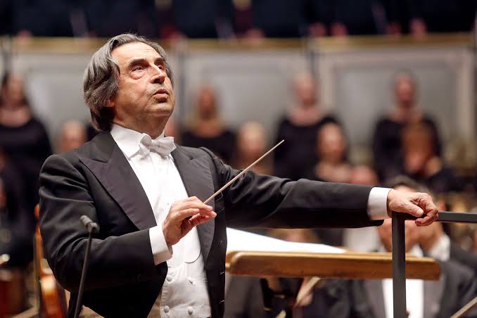 Klasik müzik dünyasında disiplini, müzikal derinliği ve olağanüstü yorum gücüyle tanınan Riccardo Muti, yaşayan en önemli orkestra şeflerinden biri olarak kabul edilmektedir. Yarım asrı aşan kariyeri boyunca Avrupa'nın ve Amerika'nın en prestijli orkestralarını yöneten Muti, özellikle İtalyan opera repertuvarına yaptığı katkılar,