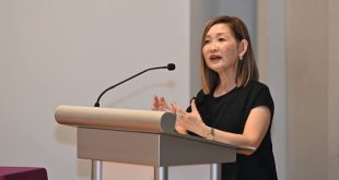 Hong Kong eğlence dünyasının dikkat çeken isimlerinden biri olan Elaine Ng Yi-Lei, 1990 yılında kazandığı Asya Güzeli unvanıyla tanınan, daha sonra oyunculuk kariyeriyle televizyon ve sinema sektöründe kendine yer edinen bir sanatçıdır. Güzellik yarışmalarından ekranlara uzanan kariyeri boyunca birçok dizi ve filmde rol alan Ng, yalnızca oyunculuğuyla değil, özel yaşamının uzun yıllar boyunca medyanın gündeminde yer almasıyla da uluslararası kamuoyunun dikkatini çekmiştir.