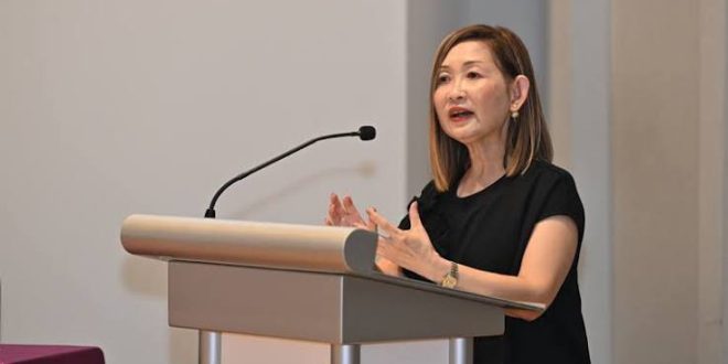Hong Kong eğlence dünyasının dikkat çeken isimlerinden biri olan Elaine Ng Yi-Lei, 1990 yılında kazandığı Asya Güzeli unvanıyla tanınan, daha sonra oyunculuk kariyeriyle televizyon ve sinema sektöründe kendine yer edinen bir sanatçıdır. Güzellik yarışmalarından ekranlara uzanan kariyeri boyunca birçok dizi ve filmde rol alan Ng, yalnızca oyunculuğuyla değil, özel yaşamının uzun yıllar boyunca medyanın gündeminde yer almasıyla da uluslararası kamuoyunun dikkatini çekmiştir.
