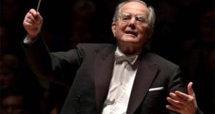 Wolfgang Sawallisch, 20. yüzyılın en önemli Kapellmeister ve orkestra şeflerinden biri olarak kabul edilir. Alman müzik geleneğinin en güçlü temsilcileri arasında gösterilen Sawallisch, kariyeri boyunca Avrupa ve Amerika'nın en prestijli opera evleri ile senfoni orkestralarını yönetmiş, özellikle Mozart, Wagner, Richard Strauss, Schumann ve Brahms eserlerine getirdiği yorumlarla klasik müzik tarihine adını altın harflerle yazdırmıştır.