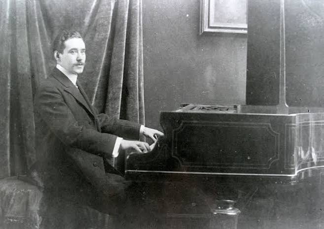 İspanyol klasik müziğinin 20. yüzyıldaki en önemli temsilcilerinden biri olan Joaquín Turina, eserlerinde Endülüs kültürünün zengin müzikal mirasını Avrupa klasik müzik anlayışıyla birleştiren seçkin bir besteci, piyanist ve eğitimcidir. Manuel de Falla ve Isaac Albéniz ile birlikte İspanyol ulusal müzik akımının önde gelen isimlerinden biri olarak kabul edilen Turina, özellikle oda müziği, piyano eserleri, senfonik yapıtları ve gitar repertuvarına yaptığı katkılarla müzik tarihinde kalıcı bir yer edinmiştir.