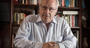 Modern ekonomi tartışmalarının en dikkat çeken isimlerinden biri olan Richard D. Wolff, kapitalizm eleştirileri, alternatif ekonomik modeller üzerine çalışmaları ve işçi kooperatiflerini savunan yaklaşımıyla uluslararası alanda tanınan bir ekonomist, akademisyen ve yazardır.