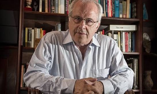 Modern ekonomi tartışmalarının en dikkat çeken isimlerinden biri olan Richard D. Wolff, kapitalizm eleştirileri, alternatif ekonomik modeller üzerine çalışmaları ve işçi kooperatiflerini savunan yaklaşımıyla uluslararası alanda tanınan bir ekonomist, akademisyen ve yazardır.