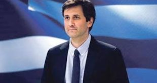 Yunanistan'ın yakın dönem ekonomik tarihinde önemli görevler üstlenen isimlerden biri olan Giorgos Chouliarakis, akademisyen kimliği ile kamu yöneticiliğini bir araya getiren deneyimli bir ekonomist ve siyasetçidir. Özellikle Yunanistan'ın borç krizi sonrasında yürütülen ekonomik reform süreçlerinde üstlendiği görevlerle tanınan Chouliarakis, Avrupa Birliği, Avrupa Merkez Bankası ve Uluslararası Para Fonu ile gerçekleştirilen mali müzakerelerde ülkesini temsil eden önemli isimler arasında yer almıştır.