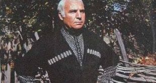 Temur Kevkhishvili, Gürcistan'ın geleneksel çok sesli müzik kültürünü yaşatan önemli sanatçılar arasında yer alan şarkıcı, koro sanatçısı, eğitmen ve folklor araştırmacısıdır. Güçlü bariton sesi, geleneksel Gürcü vokal tekniklerine hâkimiyeti ve uzun yıllara dayanan sahne deneyimiyle tanınan Kevkhishvili, ülkesinin zengin müzik mirasını uluslararası platformlarda başarıyla temsil eden isimlerden biri olmuştur.