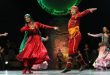 Erisioni, Gürcistan'ın en köklü ve dünyaca tanınan halk müziği, halk dansları ve çok sesli vokal geleneklerini bir araya getiren profesyonel bir folklor topluluğudur. Yaklaşık bir asra yaklaşan tarihi boyunca Gürcü kültürünü uluslararası sahnelere taşıyan Erisioni, yalnızca bir müzik grubu değil; dansçılar, şarkıcılar, müzisyenler ve sahne sanatçılarından oluşan büyük bir kültür topluluğudur.