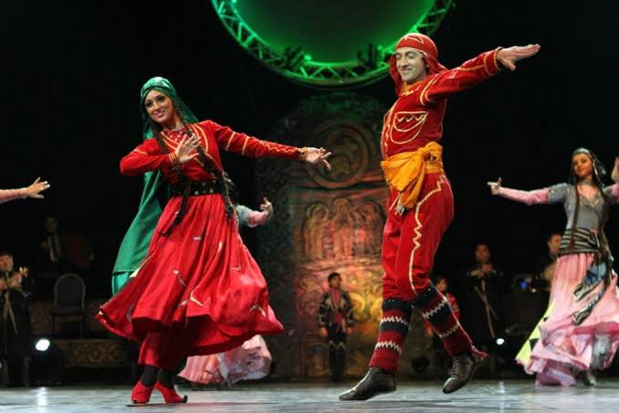 Erisioni, Gürcistan'ın en köklü ve dünyaca tanınan halk müziği, halk dansları ve çok sesli vokal geleneklerini bir araya getiren profesyonel bir folklor topluluğudur. Yaklaşık bir asra yaklaşan tarihi boyunca Gürcü kültürünü uluslararası sahnelere taşıyan Erisioni, yalnızca bir müzik grubu değil; dansçılar, şarkıcılar, müzisyenler ve sahne sanatçılarından oluşan büyük bir kültür topluluğudur.