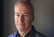 Hollywood'un son otuz yılına damga vuran isimlerden biri olan Bob Odenkirk, oyunculuk, senaristlik, yapımcılık ve yönetmenlik alanlarında gösterdiği başarılarla eğlence sektörünün en saygın isimleri arasında yer almaktadır. Kariyerine komedi yazarı olarak başlayan Odenkirk, zamanla televizyon tarihinin en unutulmaz karakterlerinden biri olan Saul Goodman rolüyle dünya çapında büyük bir üne kavuşmuştur.