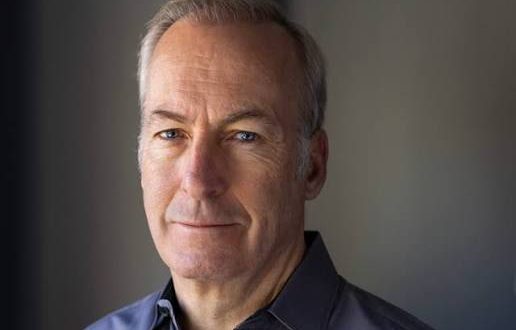 Hollywood'un son otuz yılına damga vuran isimlerden biri olan Bob Odenkirk, oyunculuk, senaristlik, yapımcılık ve yönetmenlik alanlarında gösterdiği başarılarla eğlence sektörünün en saygın isimleri arasında yer almaktadır. Kariyerine komedi yazarı olarak başlayan Odenkirk, zamanla televizyon tarihinin en unutulmaz karakterlerinden biri olan Saul Goodman rolüyle dünya çapında büyük bir üne kavuşmuştur.