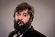 İngiliz komedi dünyasının kendine özgü isimlerinden biri olan Joe Wilkinson, sıra dışı mizah anlayışı, absürt karakterleri ve doğaçlamaya dayalı sahne performanslarıyla tanınan başarılı bir komedyen, oyuncu ve senaristtir. Geleneksel stand-up kalıplarının dışına çıkan tarzı, beklenmedik esprileri ve bilinçli olarak "garip" bir karakter profili çizmesi sayesinde Birleşik Krallık'ın en sevilen televizyon yüzlerinden biri hâline gelmiştir.