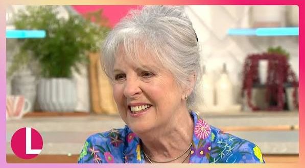 İngiliz tiyatro, televizyon ve sinema dünyasının en saygın isimlerinden biri olan Penelope Wilton, yarım asrı aşan kariyeri boyunca sergilediği başarılı performanslarla uluslararası alanda tanınan ödüllü bir oyuncudur. Shakespeare oyunlarından modern tiyatro eserlerine, televizyon dizilerinden Oscar ödüllü filmlere kadar uzanan geniş kariyeri boyunca çok sayıda unutulmaz karaktere hayat veren Wilton, özellikle Downton Abbey, Doctor Who, The Best Exotic Marigold Hotel, The Crown, After Life ve Shaun of the Dead gibi yapımlardaki rolleriyle milyonlarca izleyicinin beğenisini kazanmıştır.