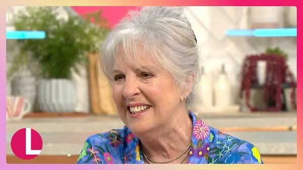 İngiliz tiyatro, televizyon ve sinema dünyasının en saygın isimlerinden biri olan Penelope Wilton, yarım asrı aşan kariyeri boyunca sergilediği başarılı performanslarla uluslararası alanda tanınan ödüllü bir oyuncudur. Shakespeare oyunlarından modern tiyatro eserlerine, televizyon dizilerinden Oscar ödüllü filmlere kadar uzanan geniş kariyeri boyunca çok sayıda unutulmaz karaktere hayat veren Wilton, özellikle Downton Abbey, Doctor Who, The Best Exotic Marigold Hotel, The Crown, After Life ve Shaun of the Dead gibi yapımlardaki rolleriyle milyonlarca izleyicinin beğenisini kazanmıştır.