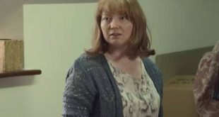 İngiliz televizyon ve sinema sektörünün yükselen yeteneklerinden biri olan Kath Hughes, doğal oyunculuğu, güçlü ekran enerjisi ve farklı karakterlere hayat verme konusundaki başarısıyla dikkat çekmektedir. Tiyatro kökenli bir oyuncu olarak kariyerine başlayan Hughes, kısa sürede televizyon dizileri, dijital platform yapımları ve sinema filmlerinde önemli roller üstlenmiştir.