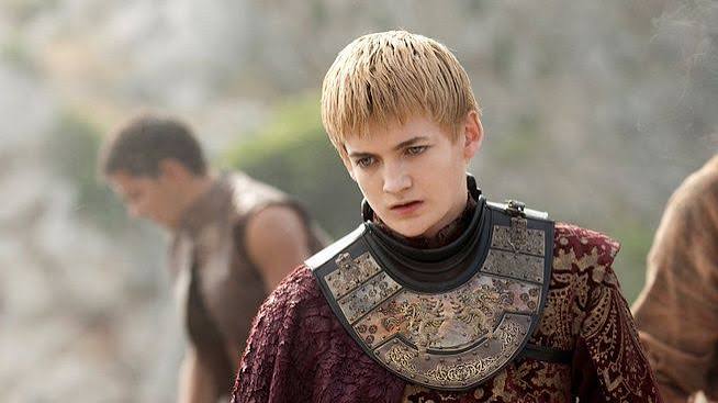 Televizyon tarihinin en nefret edilen ama bir o kadar da unutulmaz karakterlerinden biri olan Joffrey Baratheon, dünya çapında milyonlarca izleyicinin hafızasına kazınmıştır. Bu karaktere hayat veren Jack Gleeson, genç yaşta gösterdiği etkileyici performans sayesinde uluslararası üne kavuşmuş, ardından alışılmışın dışında bir karar alarak oyunculuğa ara verip akademik kariyerine yönelmiştir.