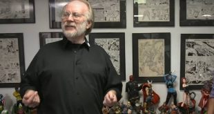 İskoç tiyatrosunun son yarım yüzyıldaki en etkili isimlerinden biri olan John Byrne, oyun yazarı, senarist, ressam ve sahne tasarımcısı kimliğiyle çok yönlü bir sanatçıdır. Mizah ile dramı ustalıkla harmanlayan eserleri, işçi sınıfının yaşamını gerçekçi bir bakış açısıyla ele alması ve İskoç kültürünü evrensel temalarla buluşturması sayesinde çağdaş Britanya tiyatrosunun en önemli yazarları arasında gösterilmektedir.