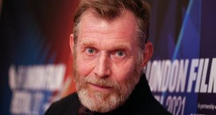 İngiliz sinema ve televizyon dünyasının en deneyimli karakter oyuncularından biri olan Jason Flemyng, farklı türlerdeki yapımlarda sergilediği başarılı performanslarla uluslararası tanınırlık kazanmıştır. Kariyeri boyunca aksiyon, suç, fantastik, bilim kurgu, korku ve tarihî dram gibi birçok farklı türde rol alan Flemyng, özellikle Lock, Stock and Two Smoking Barrels, Snatch, The Curious Case of Benjamin Button, X-Men: First Class, The League of Extraordinary Gentlemen ve From Hell gibi yapımlarla geniş bir izleyici kitlesine ulaşmıştır.