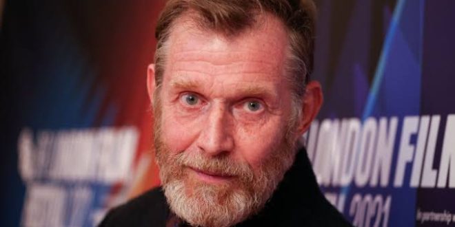 İngiliz sinema ve televizyon dünyasının en deneyimli karakter oyuncularından biri olan Jason Flemyng, farklı türlerdeki yapımlarda sergilediği başarılı performanslarla uluslararası tanınırlık kazanmıştır. Kariyeri boyunca aksiyon, suç, fantastik, bilim kurgu, korku ve tarihî dram gibi birçok farklı türde rol alan Flemyng, özellikle Lock, Stock and Two Smoking Barrels, Snatch, The Curious Case of Benjamin Button, X-Men: First Class, The League of Extraordinary Gentlemen ve From Hell gibi yapımlarla geniş bir izleyici kitlesine ulaşmıştır.