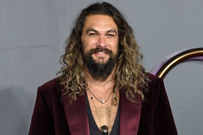 Hollywood'un en karizmatik aksiyon yıldızlarından biri olarak gösterilen Jason Momoa, güçlü fiziği, doğal oyunculuğu ve etkileyici ekran karizmasıyla son yılların en popüler isimleri arasında yer almaktadır. Özellikle Aquaman filmindeki Arthur Curry performansı ve Game of Thrones dizisinde hayat verdiği Khal Drogo rolü sayesinde dünya çapında milyonlarca hayrana ulaşmıştır.