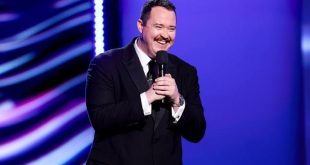 Amerikan stand-up komedi dünyasının son yıllarda en çok konuşulan isimlerinden biri olan Shane Gillis, keskin mizah anlayışı, doğaçlama yeteneği ve cesur sahne performanslarıyla geniş bir hayran kitlesine ulaşmayı başarmıştır. Podcast yayıncılığı, dijital içerik üretimi, televizyon projeleri ve Netflix özel gösterileriyle kariyerini sürekli geliştiren Gillis, modern komedi dünyasının en etkili figürlerinden biri olarak kabul edilmektedir.