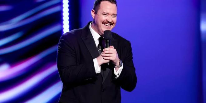 Amerikan stand-up komedi dünyasının son yıllarda en çok konuşulan isimlerinden biri olan Shane Gillis, keskin mizah anlayışı, doğaçlama yeteneği ve cesur sahne performanslarıyla geniş bir hayran kitlesine ulaşmayı başarmıştır. Podcast yayıncılığı, dijital içerik üretimi, televizyon projeleri ve Netflix özel gösterileriyle kariyerini sürekli geliştiren Gillis, modern komedi dünyasının en etkili figürlerinden biri olarak kabul edilmektedir.