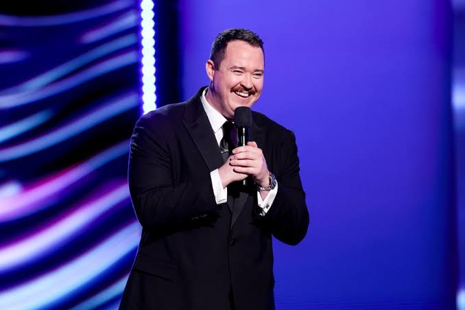 Amerikan stand-up komedi dünyasının son yıllarda en çok konuşulan isimlerinden biri olan Shane Gillis, keskin mizah anlayışı, doğaçlama yeteneği ve cesur sahne performanslarıyla geniş bir hayran kitlesine ulaşmayı başarmıştır. Podcast yayıncılığı, dijital içerik üretimi, televizyon projeleri ve Netflix özel gösterileriyle kariyerini sürekli geliştiren Gillis, modern komedi dünyasının en etkili figürlerinden biri olarak kabul edilmektedir.